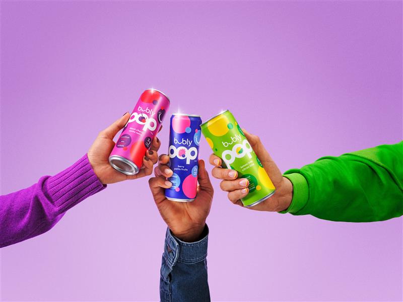 Trois mains qui soulèvent des canettes minces de bubly POP petits fruits, cerise noire et citron-lime, faisant un toast devant un arrière-plan mauve éclatant, et chaque personne a une manche colorée : mauve, denim et vert.