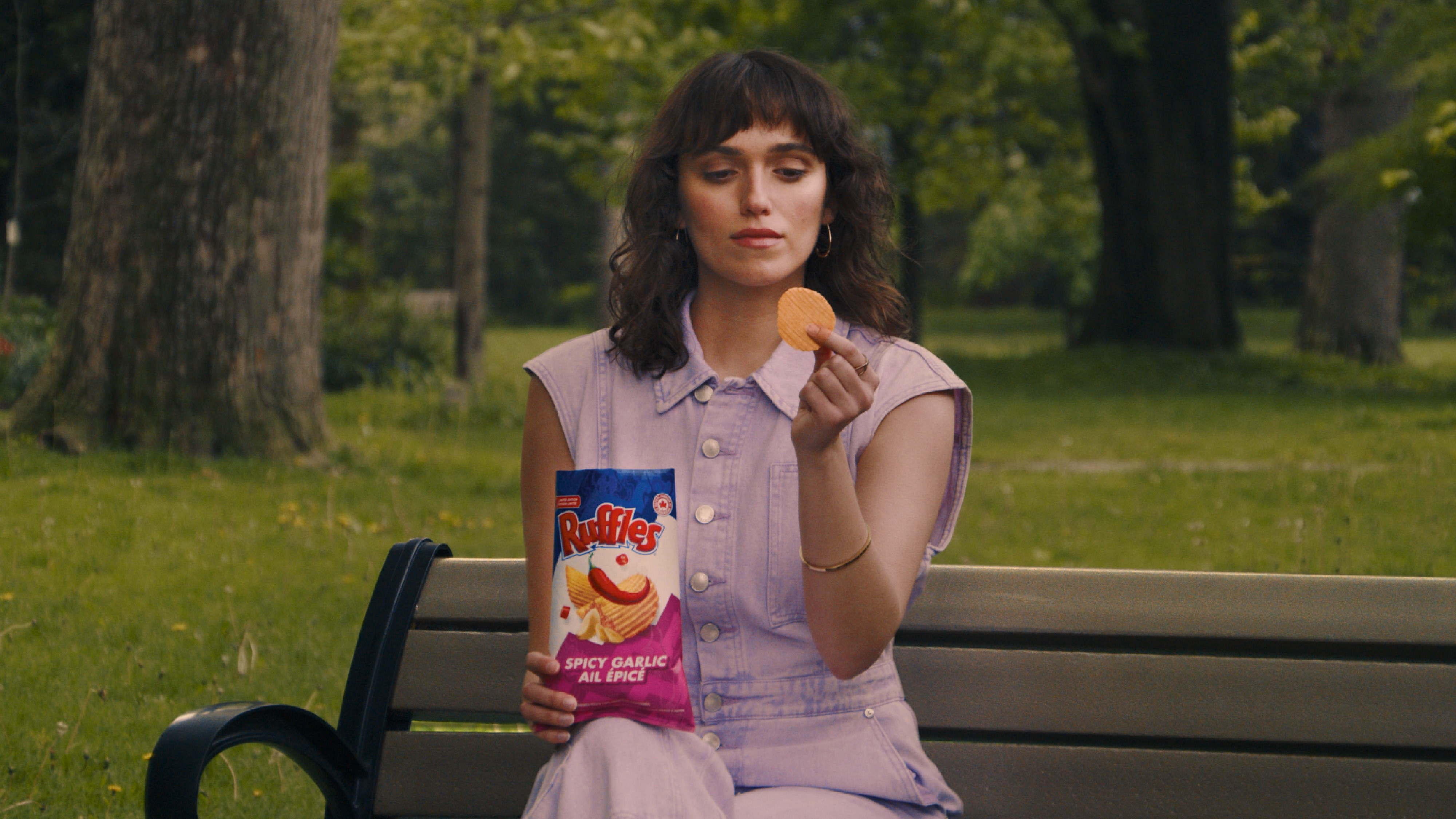 Ruffles® célèbre un phénomène de grignotage unique au Canada : le léchage de chips